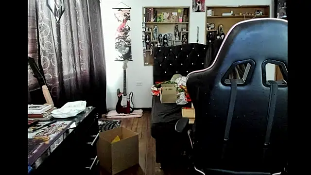 Maki Zein  online show from February 13, 9:05 pm