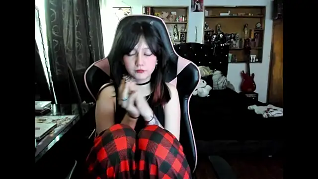 Maki Zein  online show from December 5, 8:10 pm