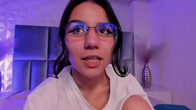 HollyPeach online show from March 11, 8:00 pm