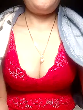 YiyinLy online show from March 11, 9:17 pm