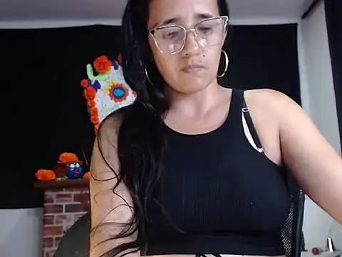 Lucyy Naugthy online show from November 13, 6:29 pm