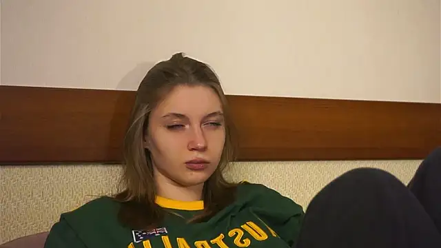 RoslynArcuo online show from November 5, 8:14 pm