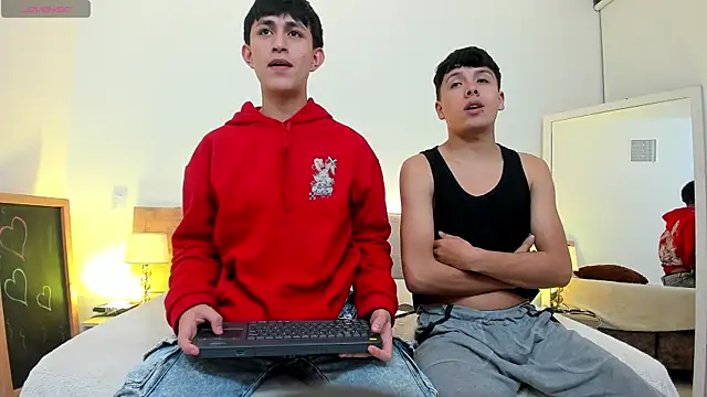 hoot booys  online show from December 20, 4:05 am