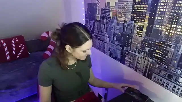 kinkysarahx online show from December 18, 2:22 pm