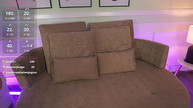 EmilyTurneer online show from March 4, 7:31 pm