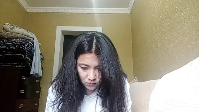 LinneaHyles online show from November 4, 4:06 am