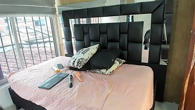 Sasha Davila online show from November 10, 1:28 pm