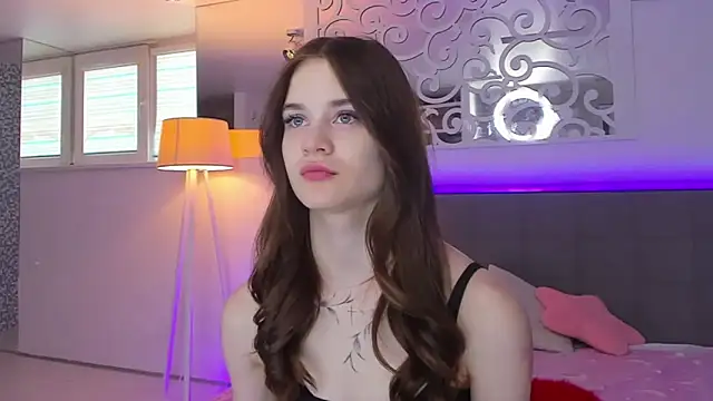 LuisaClover online show from February 28, 1:21 pm