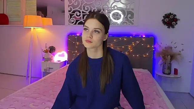 LuisaClover online show from December 16, 1:28 pm