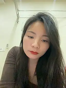 Bee Yellow00 online show from December 15, 4:40 am