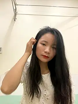 Bee Yellow00 online show from November 10, 4:29 am