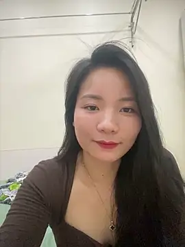 Bee Yellow00 online show from April 6, 4:23 am