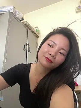 Bee Yellow00 online show from May 28, 9:40 am