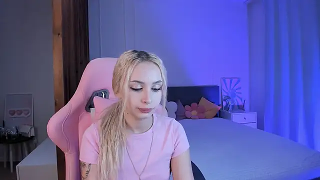 LanaYoung18 online show from November 30, 4:27 am