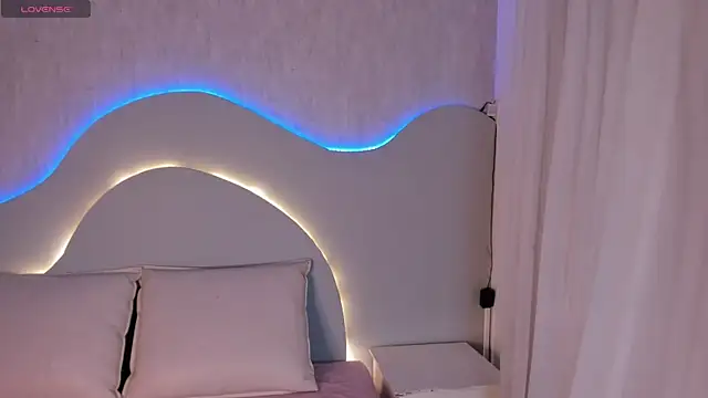 EmiliClarke online show from January 13, 7:40 pm