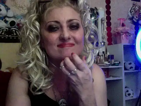 xHot Amazonq online show from November 29, 4:33 pm