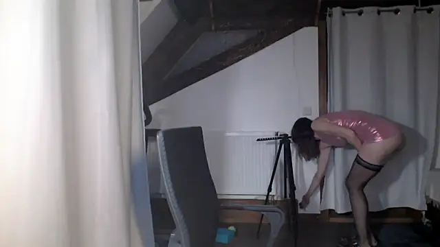 MissDyannis online show from March 10, 8:02 pm