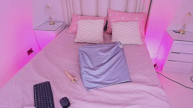 alanarose18 online show from March 3, 7:31 pm