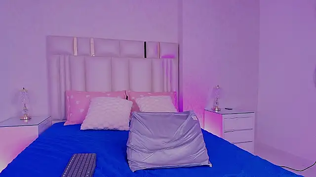 alanarose18 online show from March 13, 8:10 pm