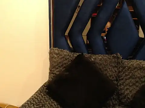 dayan hanks online show from December 2, 10:06 am