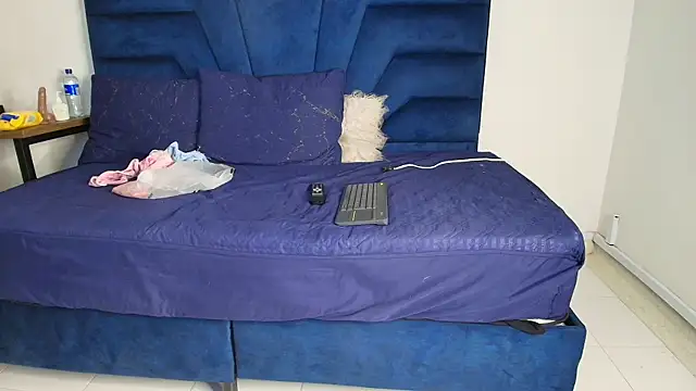 sharon stone5 online show from December 1, 12:30 pm