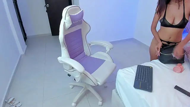 Eiimy Cooper  online show from December 5, 7:19 am