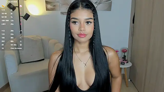 haileyflorez  online show from April 15, 7:58 pm