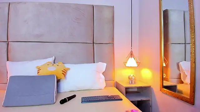 angelaG1 online show from December 3, 8:33 pm