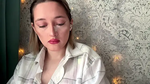 Emily lyy online show from December 3, 9:44 am