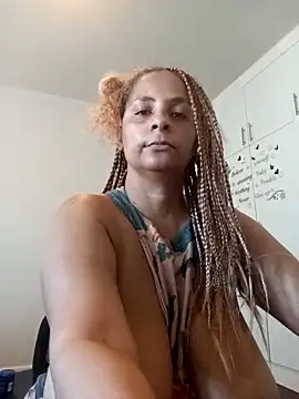 LaReineCleo online show from March 8, 2:10 pm