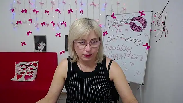 LaurenWishy online show from March 8, 2:04 am