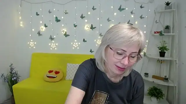 LaurenWishy online show from March 15, 12:40 pm