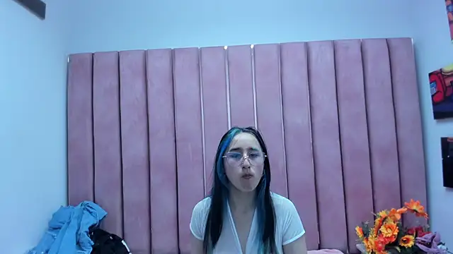 CharlotteStuart online show from December 3, 3:31 am