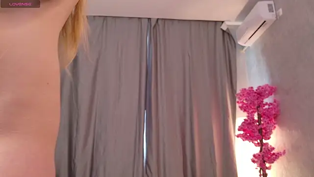 Whiteee Cristal online show from November 27, 7:22 am