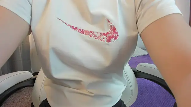 mask red girl online show from April 7, 12:40 pm