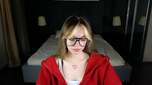 MILLIE MUR online show from December 15, 5:56 am