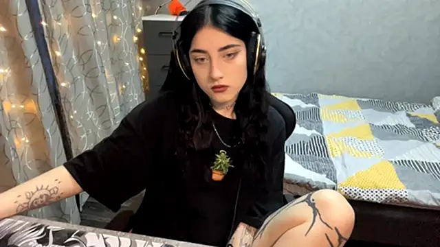 Meowluly online show from December 3, 9:28 pm