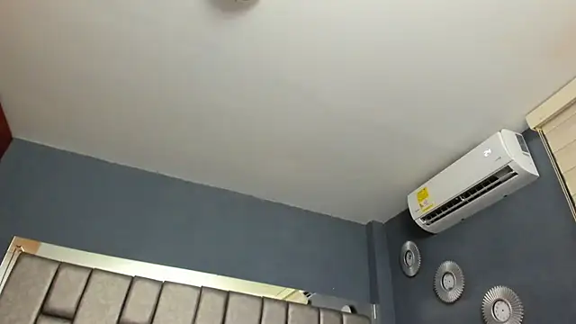 IsaSantoDomingo online show from December 13, 11:54 pm