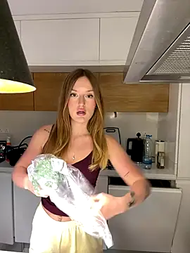 madlynginger online show from December 20, 5:28 pm