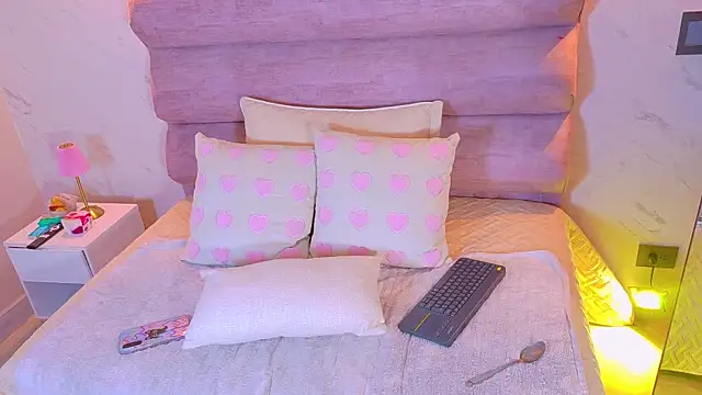 Mia Cullen online show from December 16, 12:00 pm