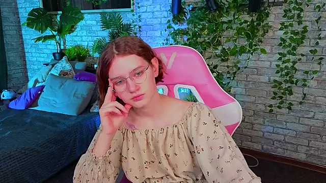 Mia Mooore online show from February 24, 1:10 pm