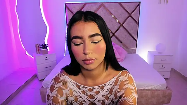 queenie staar online show from March 10, 8:35 pm