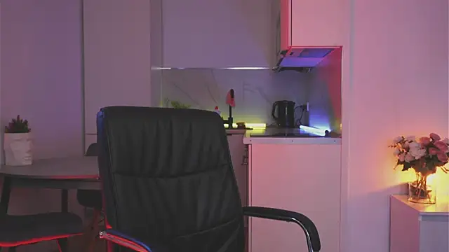 Leyla crsh online show from April 13, 8:04 am