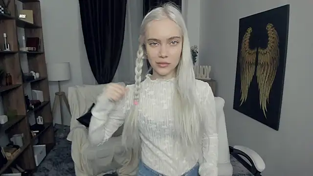 KristalCrowner online show from February 12, 7:04 pm