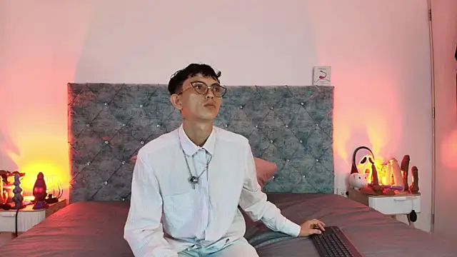 Hari Andre  online show from January 7, 1:14 pm