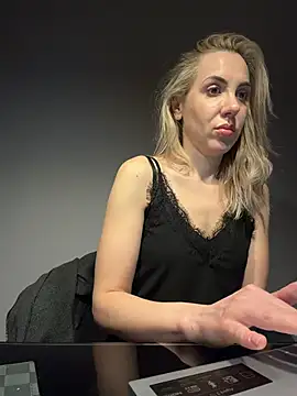 ElenaWhitmore online show from April 19, 10:12 pm