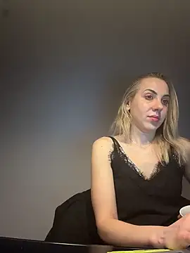 ElenaWhitmore online show from April 15, 9:04 pm