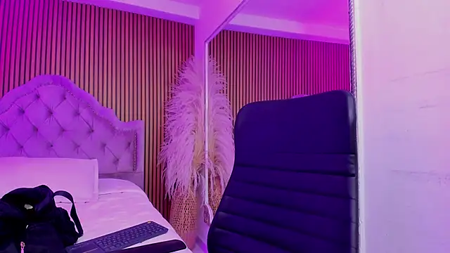 Violett hott  online show from March 10, 12:31 pm