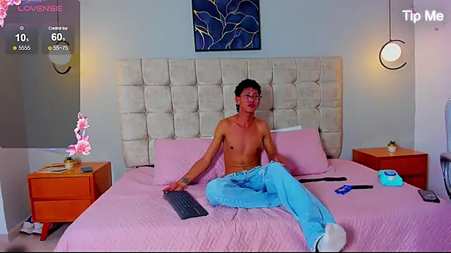 twink royale18 online show from January 13, 6:01 pm