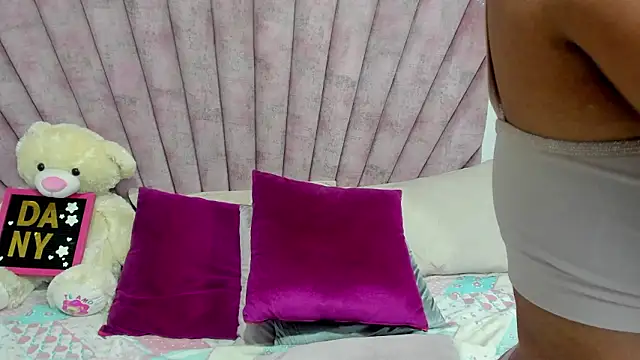 danibellucii  online show from March 21, 8:19 am